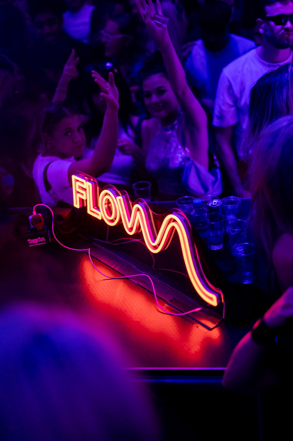 Rood LED neon logo van Flow, gebruikt als neon LED verlichting voor evenementen.