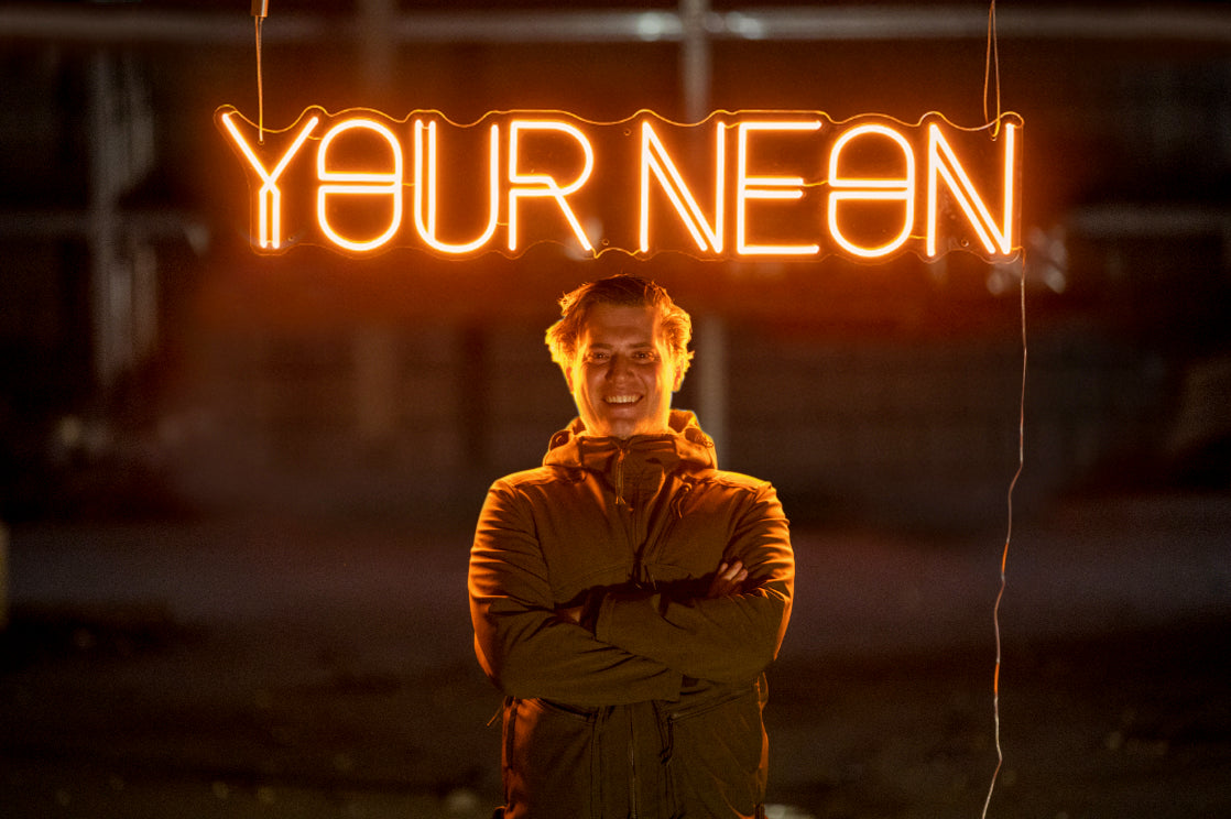 Eigenaar Philip van Your Neon Sign toont neon verlichting op maat