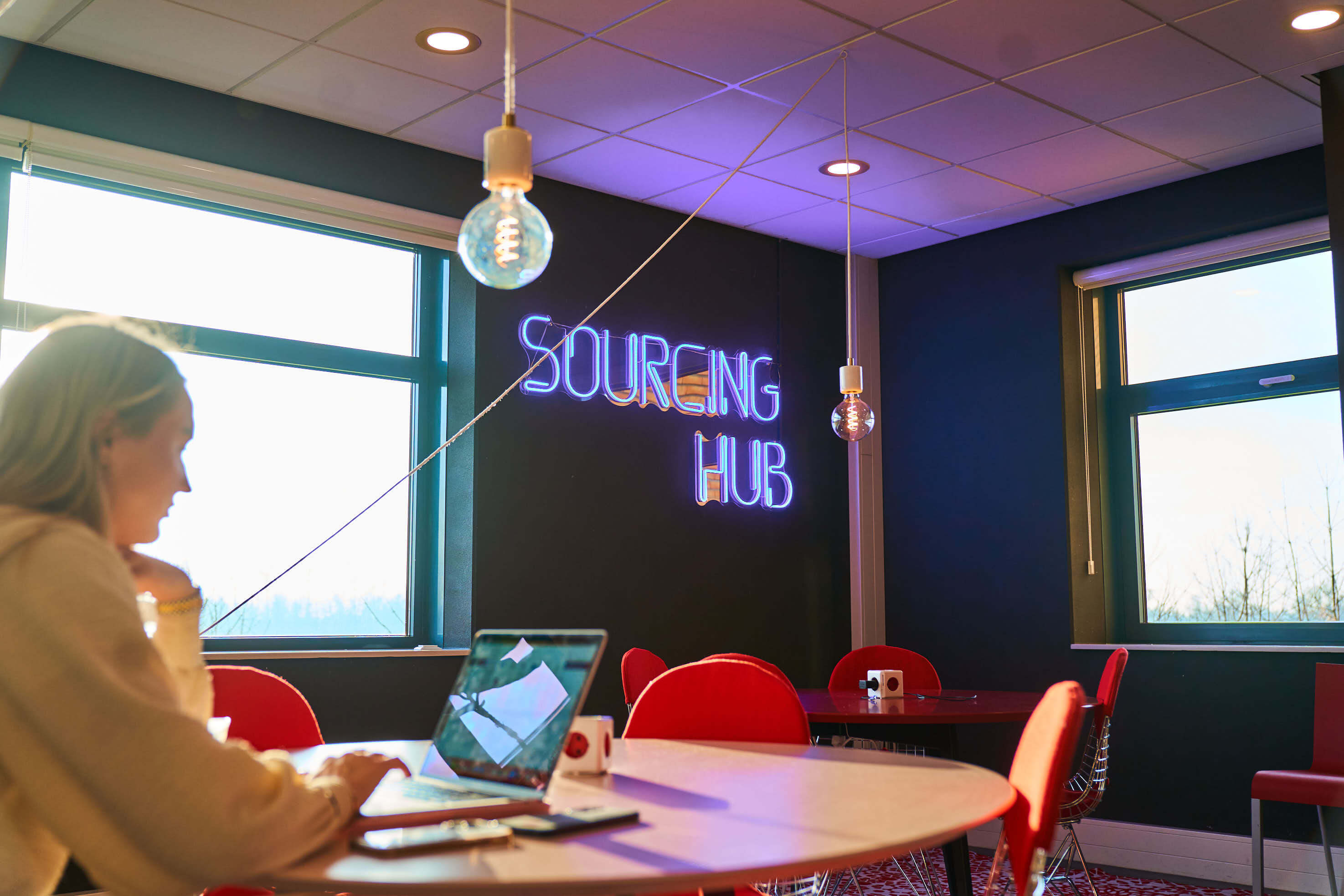 Logo ophangen kantoor bij Sourcing Hub, uitgevoerd in op maat gemaakte neon verlichting voor een sterke en professionele uitstraling.