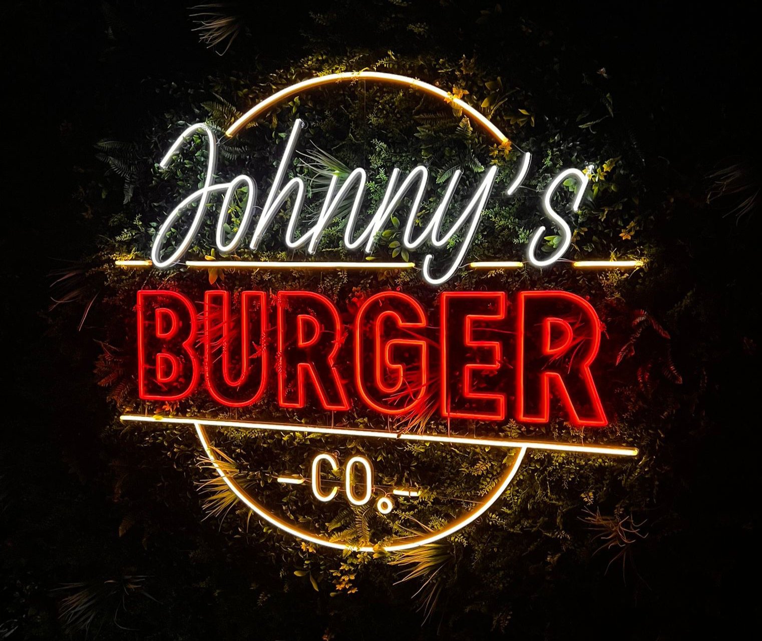Neon verlichting op maat voor Johnny’s Burger Co, met een opvallend rood neon logo dat perfect aansluit bij de stijl van het restaurant.