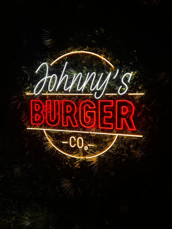Neon verlichting op maat voor Johnny’s Burger Co, met een opvallend rood neon logo dat perfect aansluit bij de stijl van het restaurant.